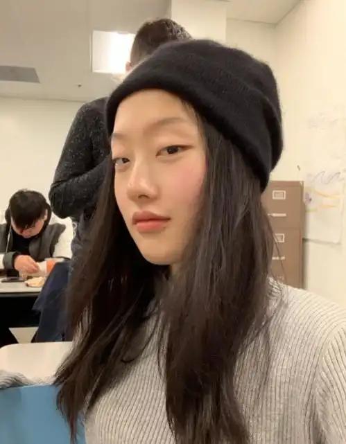 45岁可云生日晒近照,与老公认识7天闪婚,女儿气质突出似明星