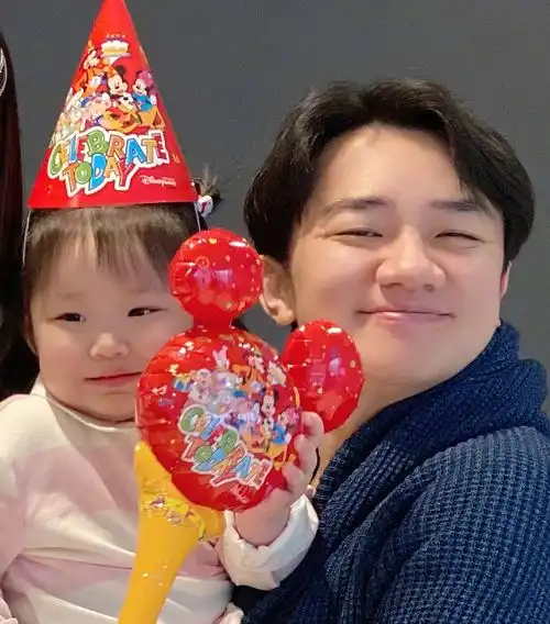 王祖蓝晒全家福庆二宝满百天,妹妹长相随妈,姐姐笑起来超像爸爸