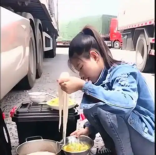 卡车女司机开车到了饭点,就下车做饭,两个人吃的不错0