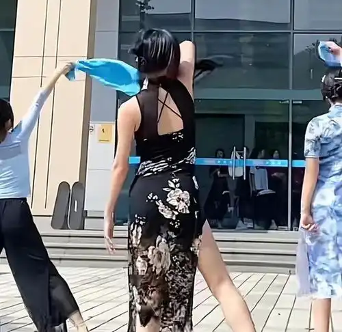 女大学生社团招新,穿改良旗袍跳舞被指暴露,本人回怼