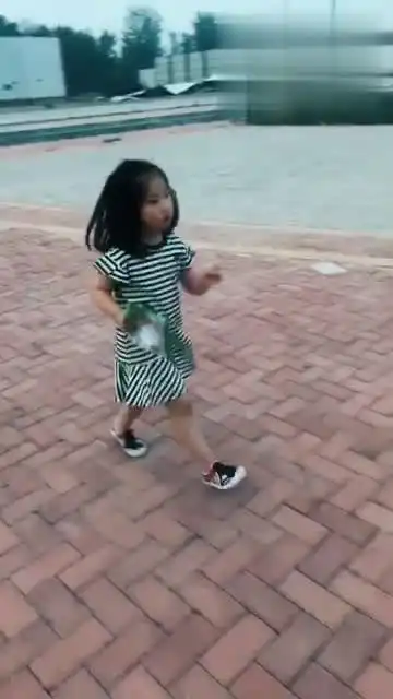 最近很火的闺蜜步,俩大姐姐看着女孩跳,这女孩真的是太萌了