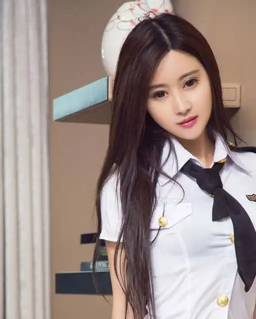 气质白领美女穿黑色一步裙,可职场可女人,一双长腿有气质