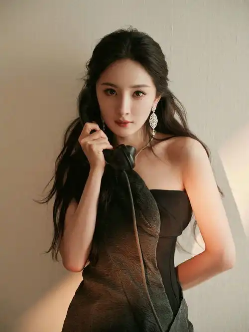 杨幂黑色高开叉吊带裙展美腿,身材纤细皮肤白皙,女神魅力爆棚