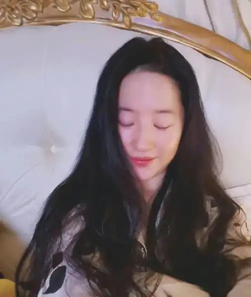 刘亦菲清库存,哪个女生不爱自拍