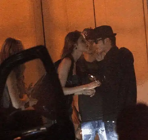 黄晓明深夜背醉酒女回酒店,女子身份不一般,姜文方中信懒得管