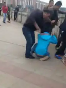 南昌女大学生遭校环游车司机多人暴打