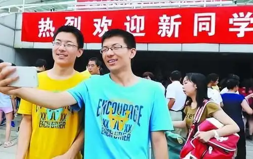 双胞胎同时考上清华,家里书桌暴露秘诀,网友称赞家长有想法