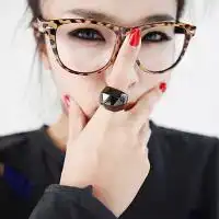 戴眼镜无刘海的女生头像