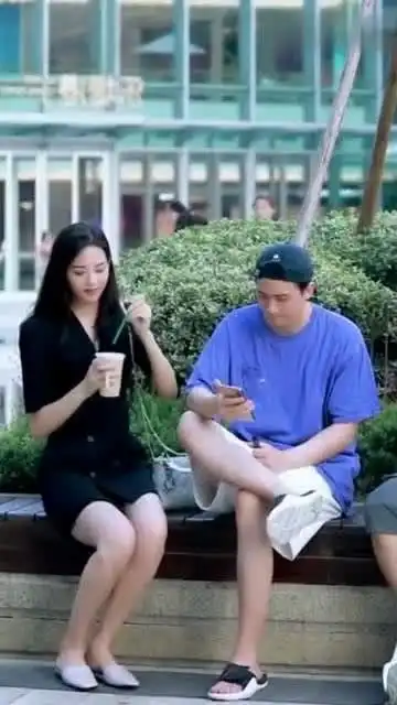 据说男生在打游戏时,女生主动送饮料过来,旁边的兄弟一定会这样