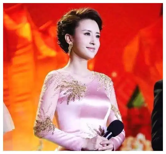 曾被称作周涛接班人,暂别舞台嫁大20岁富商,40岁气质好似少女
