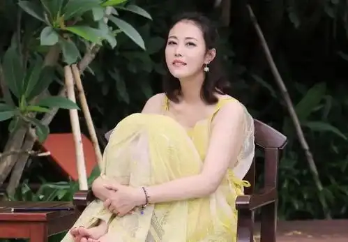 53岁周海媚为爱犬庆生,皮肤紧致状似少女,网友在线催生遭其反怼