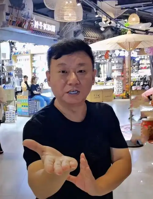 54岁知名男星邵峰定居沈阳身材发福皱纹明显,街头耍功夫接地气