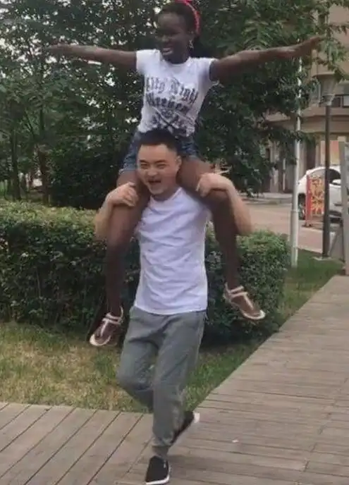 小伙抖音秀黑女友走红,一个骚操作后,网友就服你