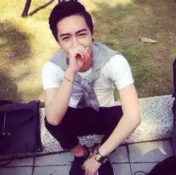 这个照片里的发型叫什么