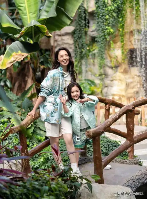 董璇晒与女儿春游大片牵手出行温馨美好