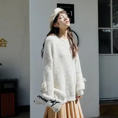 毛衣时尚中略带着一些小甜美,是女性冬季不错的一款选择