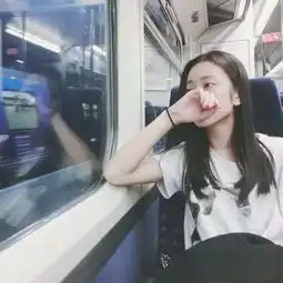 头像一个女生推着墙墙上画的门和怪兽