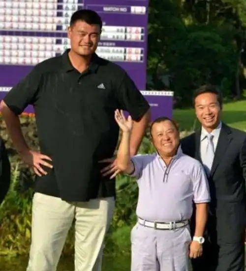 姚明和谁合影几乎都站着笔直,唯独和最后一位合影却弯下了腰