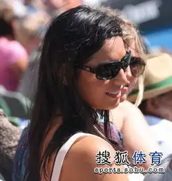 澳网场外风景独好美女裸背大秀个性纹身