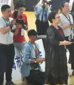 文章送爱马参加跳舞比赛,全程跪着拍照,只为捕捉女儿最美瞬间