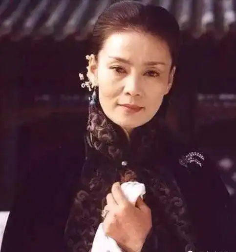 朱军一生都追不上的女人,离婚后和儿子相依为命,已经走过40年