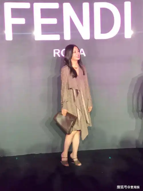 45岁赵薇出席活动魅力十足,笑容甜美像少女,保镖帮忙开车门