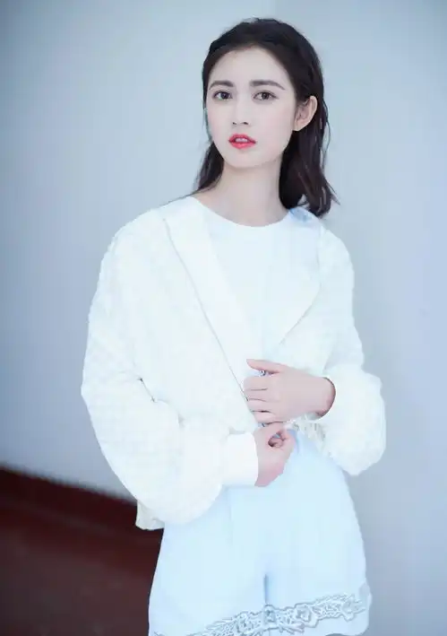 她被唐嫣签下,出道5年演赵敏彻底走红,今西装配皮裙超霸气