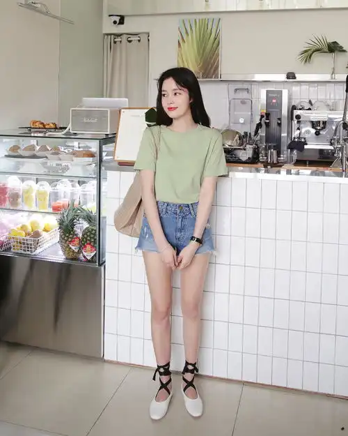 矮个子女生穿衣搭配高腰短裤穿出大长腿