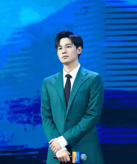 胡先煦真的太敢了大胆挑战绿色西装,男生看了都不得不服