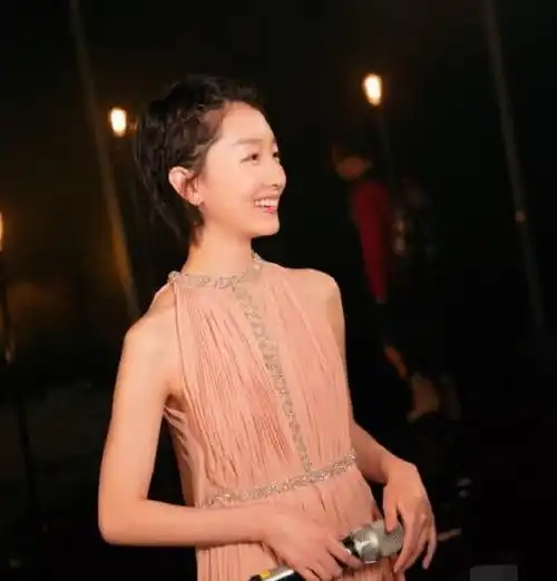 周冬雨终于穿对了一袭粉色百褶裙元气又少女,美回18岁初恋了