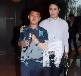 王菲12岁女儿与那英11岁女儿,只相差一岁,对比满是差距