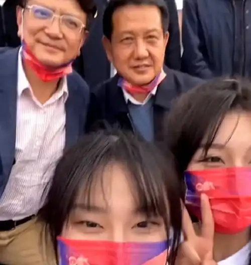 郑强教授被女生偷拍,本人发现后幽默回应,女大学生受宠若惊