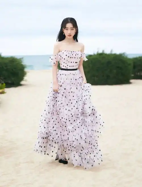 最新女星红毯造型盘点年末视觉盛宴