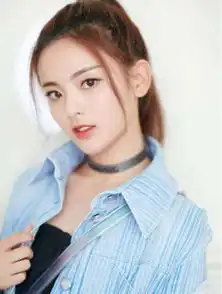 杨超越的朦胧美照拍法火了,亲自示范后,网友接地气