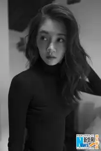 冯女郎苗苗黑白写真五官精致玩转慵懒风