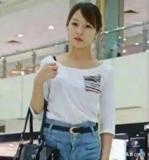李思父亲是李连杰,母亲是黄秋燕,3岁成留守儿童,33岁仍未婚