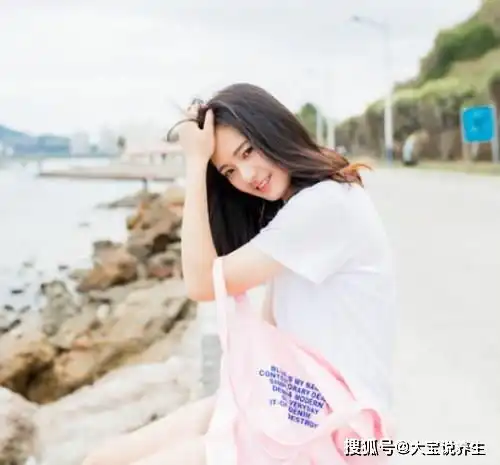 搞笑gif有个爱搞怪的女同桌,都没办法好好学习
