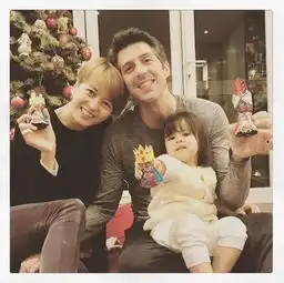 都是单膝跪地掏钻戒只有他创意求婚,钻戒从天而降