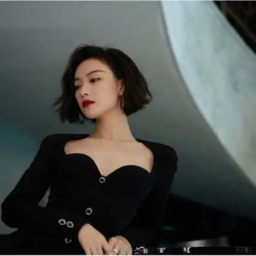倪妮出席线下活动,在路人镜头下的生图,这颜值我没看错吧