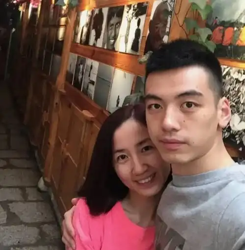 90后刘迦和70后爱人相恋10年,与杨洋并称双子星,帅气又长情