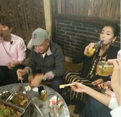 刘涛拍戏时需要助手端茶送水,不拍戏时却很接地气,啤酒对瓶吹