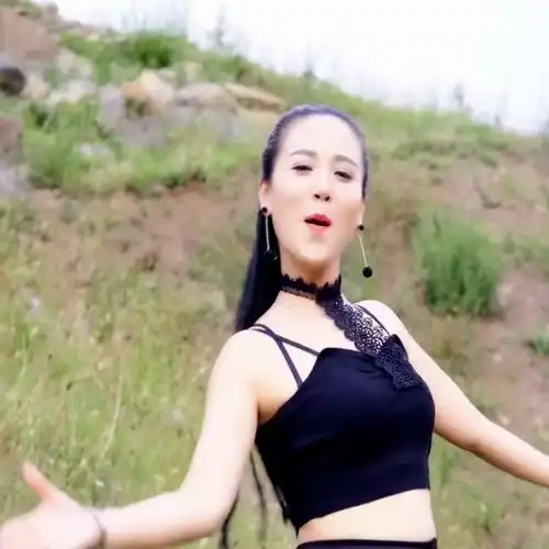 美女小姐姐余音袅袅性感嗓音,唱出歌曲的灵魂