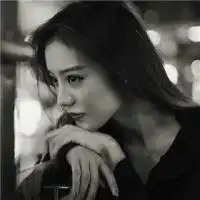 与寂寞相伴的女生微信头像余生选择一个人过