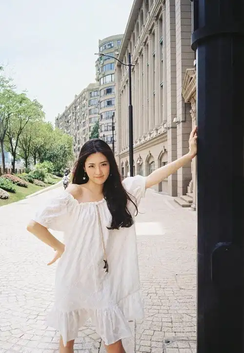 张可盈夏日清爽写真甜美少女气息与何幸运反差极大