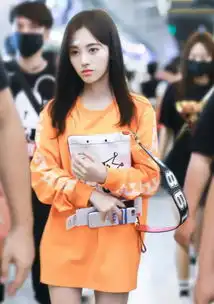 邻家女孩鞠婧祎暖色系衣服出镜,玩下衣失踪,满屏都是大长腿