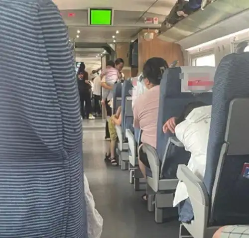 高铁上女子嫌二岁孩子哭闹大吼,宝宝被吓到失声,女子为此骄傲
