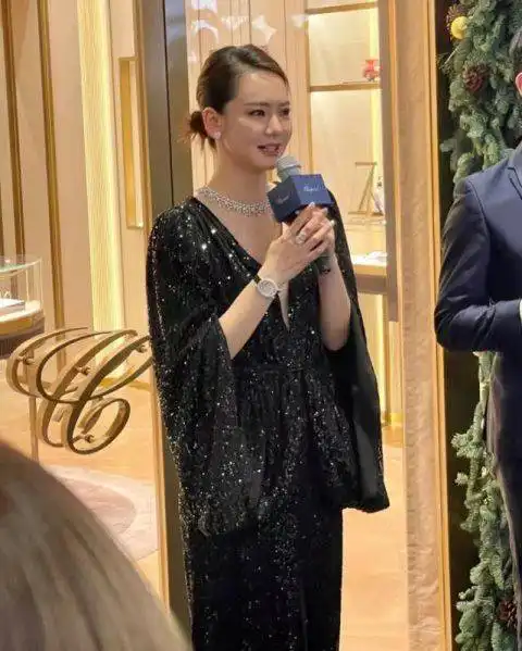 37岁戚薇活动图曝光,真人巨瘦白皙,网友直呼脸只有女生拳头大