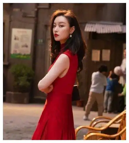 43岁袁泉,33岁刘诗诗,32岁倪妮,三个女演员一台戏,谁赢了