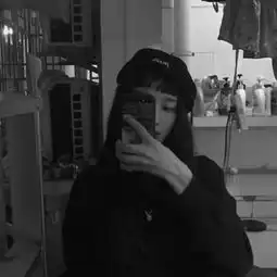 意境黑白女生微信图像3