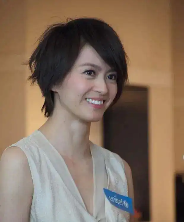 45岁短发玉女历4段破碎感情6岁混血女儿得优良基因